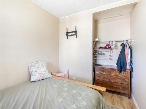 76 Noble Avenue, Winnipeg, MB - Indoor Photo Showing Bedroom