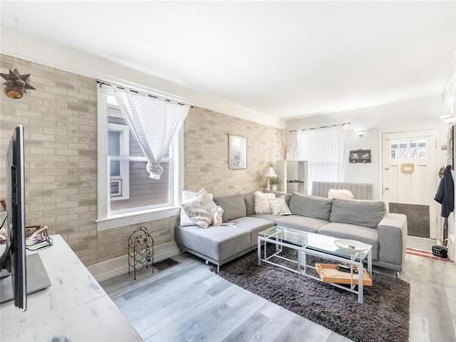 76 Noble Avenue, Winnipeg, MB - Indoor Photo Showing Living Room