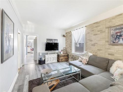 76 Noble Avenue, Winnipeg, MB - Indoor Photo Showing Living Room