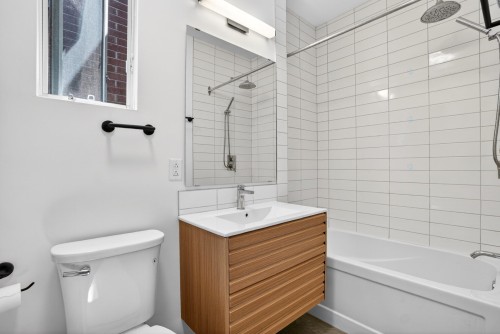Bathroom - 5063 Rue Garnier, Montréal (Le Plateau-Mont-Royal), QC - Indoor Photo Showing Bathroom