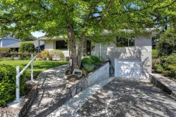1318 Moorgreen Pl Saanich, BC V8P 2R9