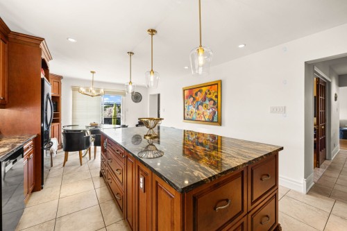 Cuisine - 280 Rue Kennebec, Dollard-Des-Ormeaux, QC - Indoor Photo Showing Kitchen With Upgraded Kitchen