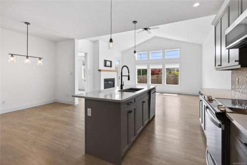 B-992 Erickson Rd, Campbell River, BC - Indoor Photo Showing Kitchen With Double Sink With Upgraded Kitchen
