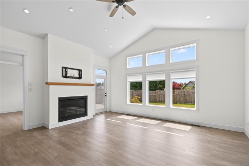B-992 Erickson Rd, Campbell River, BC - Indoor Photo Showing Living Room With Fireplace