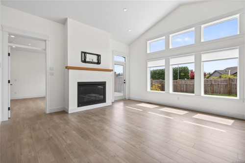 B-992 Erickson Rd, Campbell River, BC - Indoor Photo Showing Living Room With Fireplace