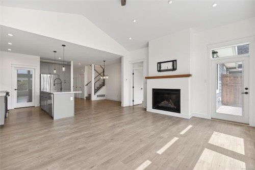 B-992 Erickson Rd, Campbell River, BC - Indoor Photo Showing Living Room With Fireplace