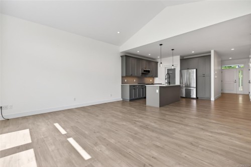 B-992 Erickson Rd, Campbell River, BC - Indoor Photo Showing Kitchen