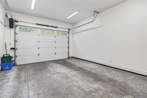 B-992 Erickson Rd, Campbell River, BC - Indoor Photo Showing Garage