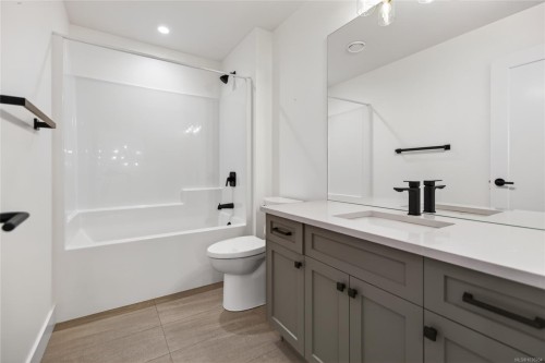 B-992 Erickson Rd, Campbell River, BC - Indoor Photo Showing Bathroom