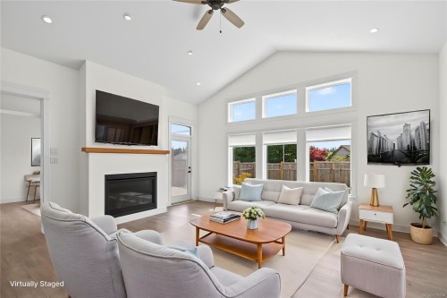 B-992 Erickson Rd, Campbell River, BC - Indoor Photo Showing Living Room With Fireplace