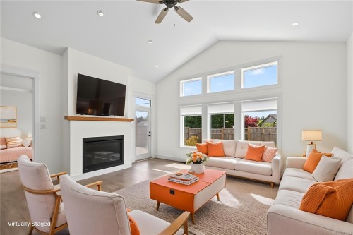 B-992 Erickson Rd, Campbell River, BC - Indoor Photo Showing Living Room With Fireplace