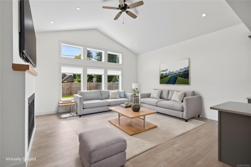 B-992 Erickson Rd, Campbell River, BC - Indoor Photo Showing Living Room