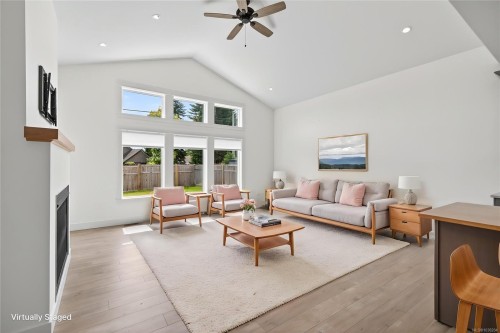 B-992 Erickson Rd, Campbell River, BC - Indoor Photo Showing Living Room