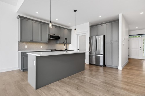 B-992 Erickson Rd, Campbell River, BC - Indoor Photo Showing Kitchen With Upgraded Kitchen