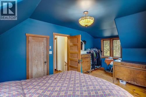 Main house second floor bedroom - 3918 Passmore Upper Road, Passmore, BC - Indoor Photo Showing Bedroom