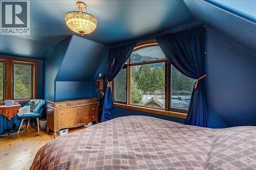 Main house second floor bedroom - 3918 Passmore Upper Road, Passmore, BC - Indoor Photo Showing Bedroom