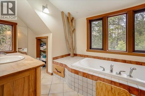 Main house second floor bathroom - 3918 Passmore Upper Road, Passmore, BC - Indoor Photo Showing Bathroom