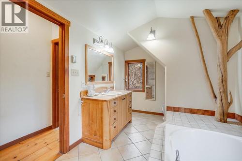 Main house second floor bathroom - 3918 Passmore Upper Road, Passmore, BC - Indoor Photo Showing Bathroom