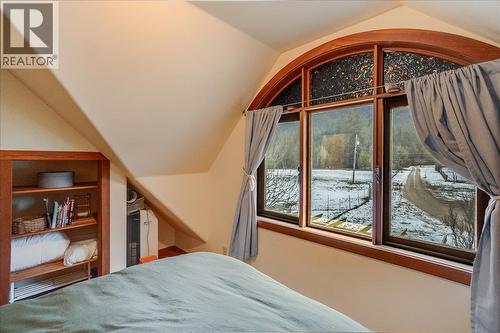 Main house second floor bedroom - 3918 Passmore Upper Road, Passmore, BC - Indoor