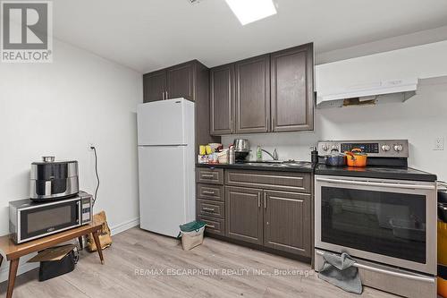 24 Tara Crescent, Thorold, ON - Indoor Photo Showing Kitchen