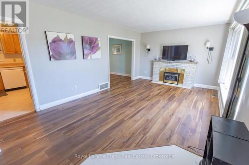 872 Weller Street, Peterborough (Monaghan Ward 2), ON - Indoor Photo Showing Living Room With Fireplace