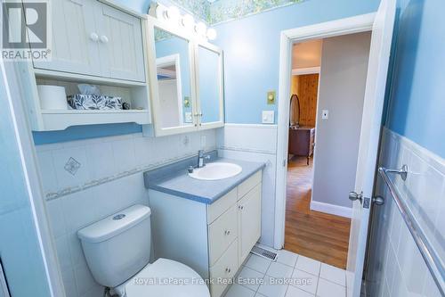 872 Weller Street, Peterborough (Monaghan Ward 2), ON - Indoor Photo Showing Bathroom