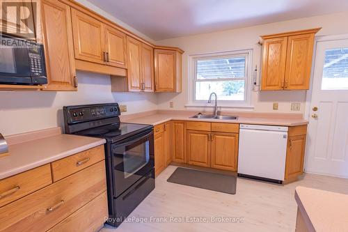 872 Weller Street, Peterborough (Monaghan Ward 2), ON - Indoor Photo Showing Kitchen With Double Sink