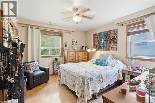 39 Paradise Road N, Hamilton, ON - Indoor Photo Showing Bedroom