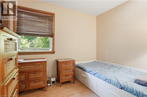 39 Paradise Road N, Hamilton, ON - Indoor Photo Showing Bedroom