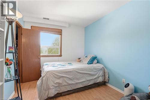 39 Paradise Road N, Hamilton, ON - Indoor Photo Showing Bedroom