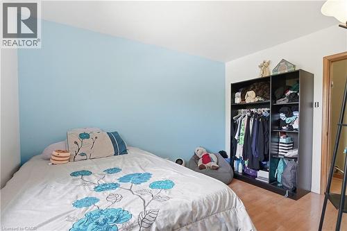 39 Paradise Road N, Hamilton, ON - Indoor Photo Showing Bedroom