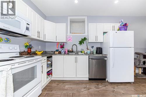 246 Fast Lane, Saskatoon, SK - Indoor Photo Showing Kitchen