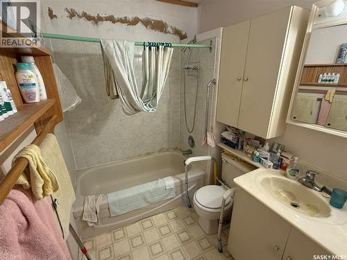 439 Assiniboia Street, Weyburn, SK - Indoor Photo Showing Bathroom
