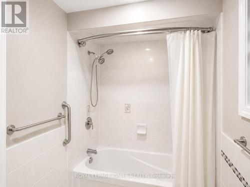 21 Halfmoon Square, Toronto, ON - Indoor Photo Showing Bathroom