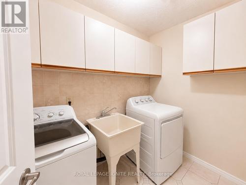 21 Halfmoon Square, Toronto, ON - Indoor Photo Showing Laundry Room