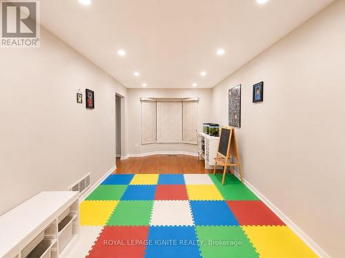 21 Halfmoon Square, Toronto, ON - Indoor