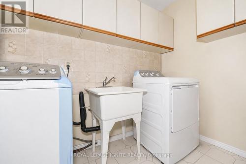 21 Halfmoon Square, Toronto, ON - Indoor Photo Showing Laundry Room