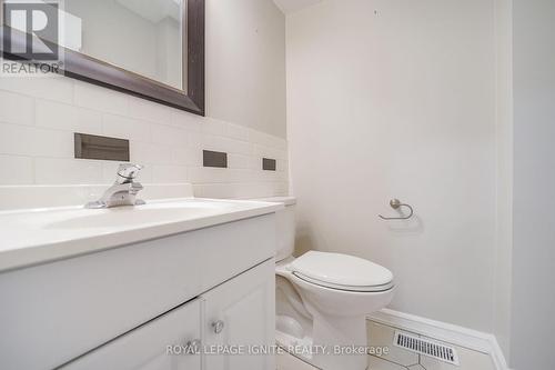 21 Halfmoon Square, Toronto, ON - Indoor Photo Showing Bathroom