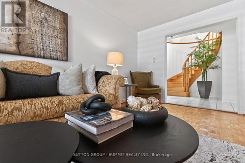 5308 Middlebury Drive, Mississauga, ON - Indoor Photo Showing Living Room