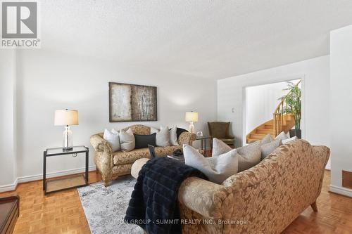5308 Middlebury Drive, Mississauga, ON - Indoor Photo Showing Living Room