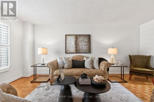 5308 Middlebury Drive, Mississauga, ON - Indoor Photo Showing Living Room