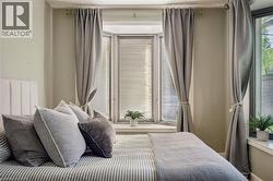Recessed bay window featuring multiple windows with blinds - 