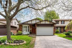 27 BLOOMSBURY Court Ancaster, ON L9G 4L5