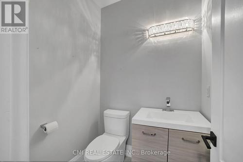 2171 Jardine Crescent, Burlington, ON - Indoor Photo Showing Kitchen With Double Sink With Upgraded Kitchen