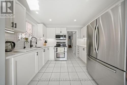 7389 Sandhurst Drive, Mississauga, ON - Indoor Photo Showing Kitchen With Upgraded Kitchen