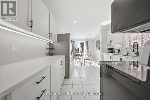 7389 Sandhurst Drive, Mississauga, ON - Indoor Photo Showing Kitchen