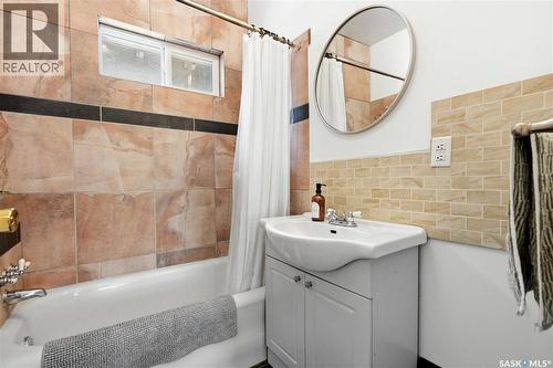 1001 Lorne Avenue, Saskatoon, SK - Indoor Photo Showing Bathroom