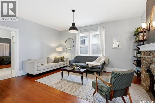 1001 Lorne Avenue, Saskatoon, SK - Indoor Photo Showing Living Room