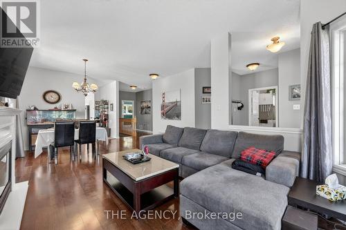 21 Silver Trail, Barrie, ON - Indoor Photo Showing Living Room