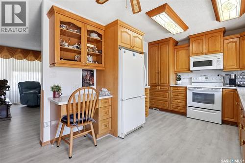 3355 Fairlight Drive, Saskatoon, SK - Indoor Photo Showing Kitchen